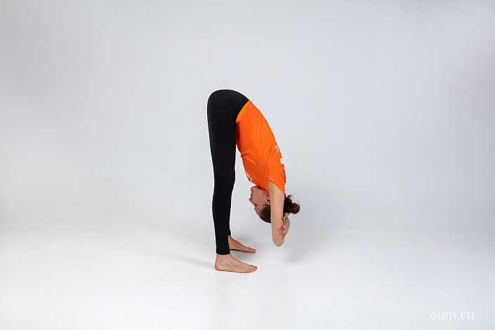 Уттанасана (вариация с локтевым замком)