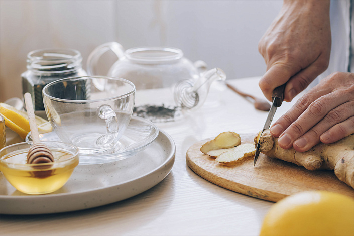 мужчина режет имбирь фото