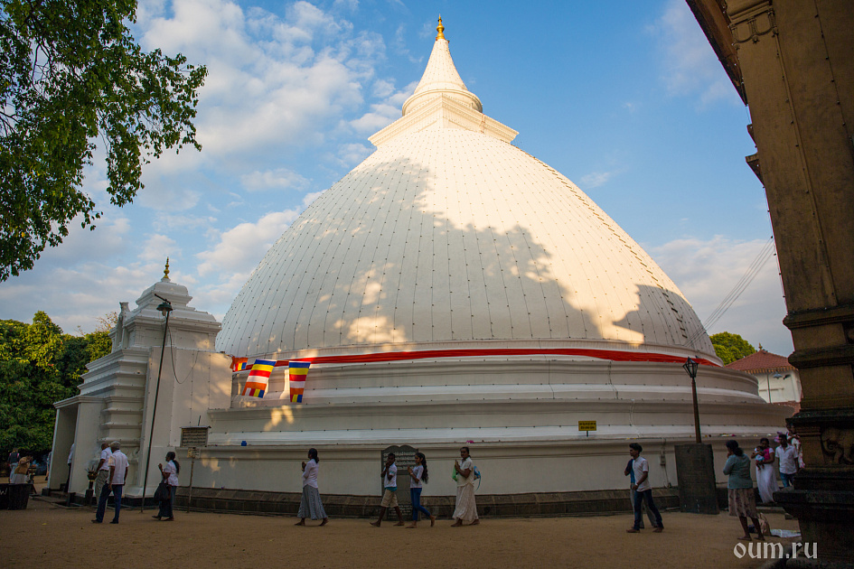 Ступа на месте проповеди Будды фото