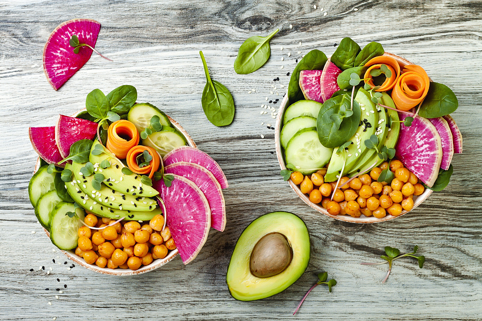 авокадо, нут, огурец, салат