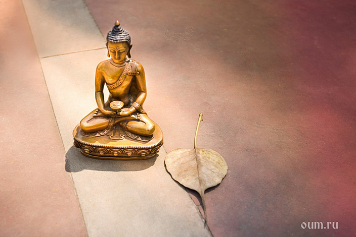 статуэтка будды и листок бодхи