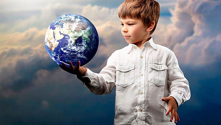 мальчик держит мир