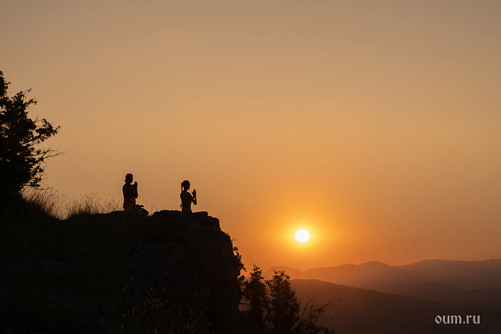 Двое созерцают солнце