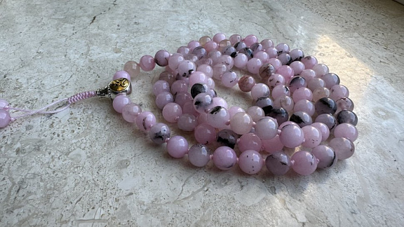 Чётки из яшмы розовой «Лакшми дарующая»