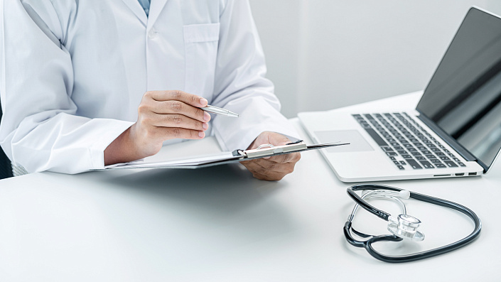 врач выписывает рецепт фото