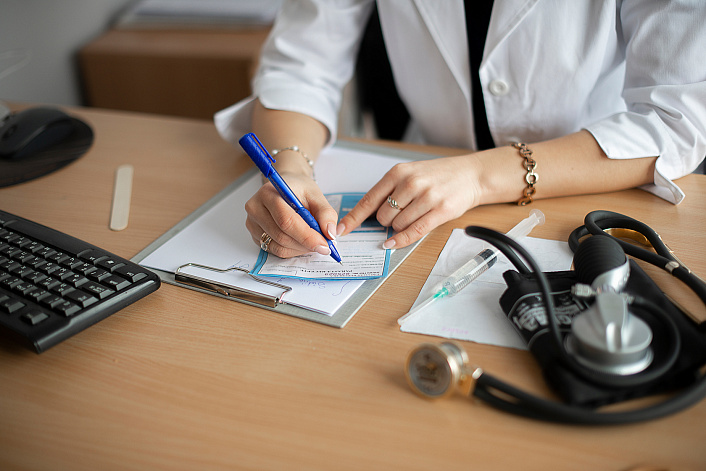 врач выписывает рецепт фото