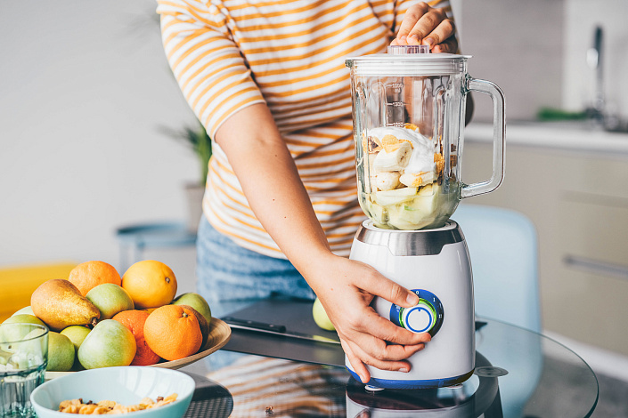 девушка делает смузи