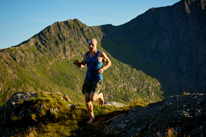 бег босиком по горам фото