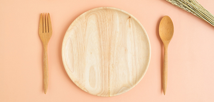 деревянная тарелка, деревянная ложка, деревянная вилка