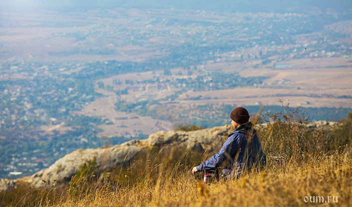 мужчина медитирует на горе фото