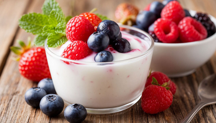 Йогурт со свежими ягодами