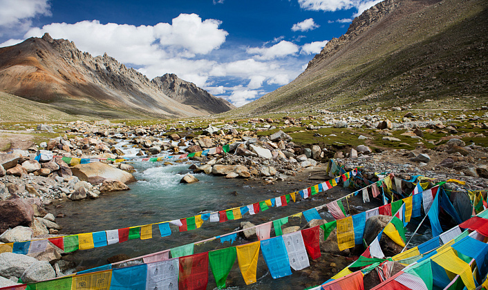 тибетские флажки, тибет, горы, горная река, лунг-та