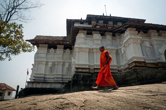 монах идет по склону фото