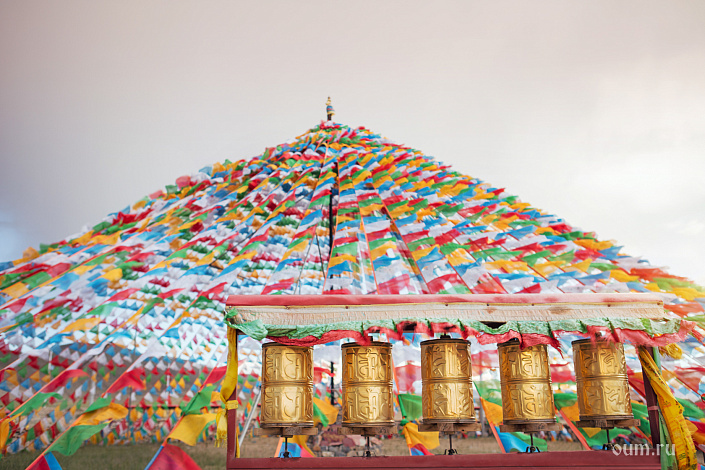 барабаны, флажки