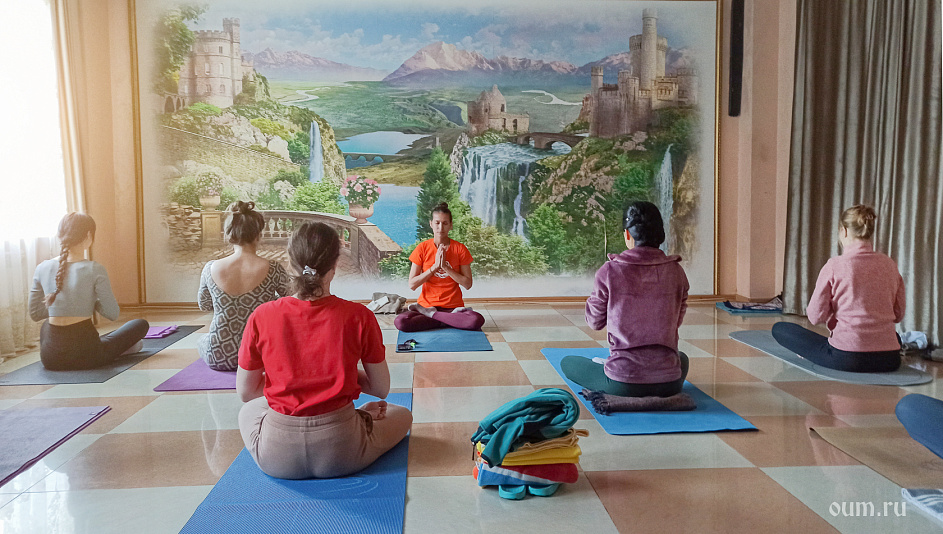 Хатха-йога с участниками фото