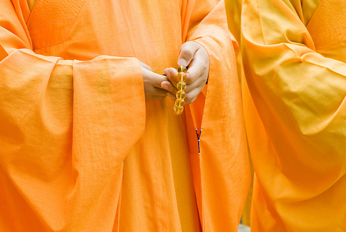 монах с четками фото