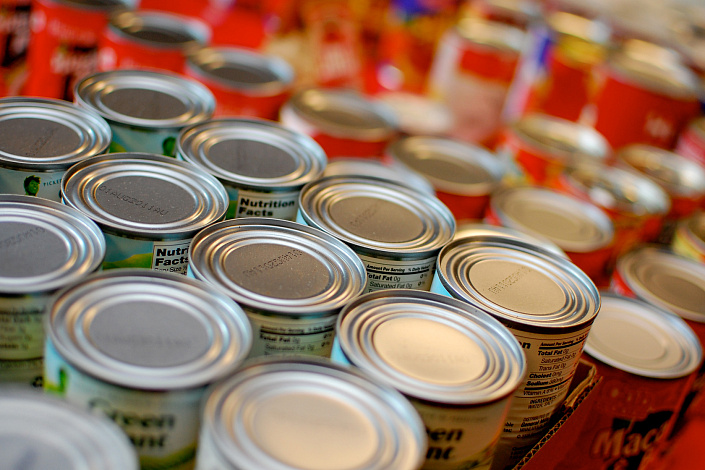 много консервов фото