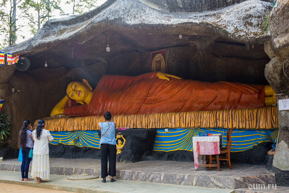 Статуя Будды, уходящего в Паринирвану фото