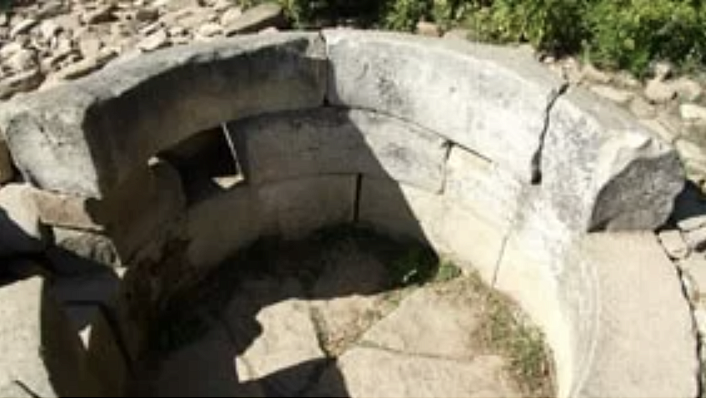 Круглый дольмен без крыши