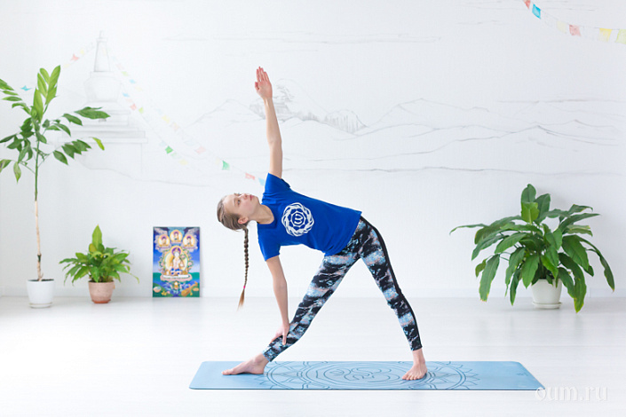 йогиня в уттхита триконасане