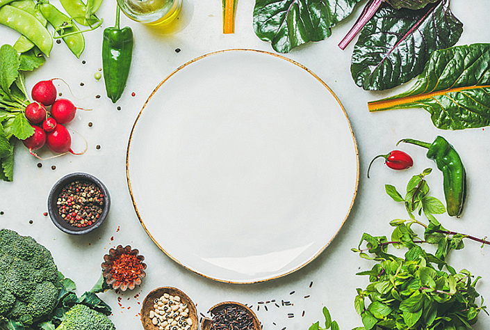 пустая тарелка, зелень вокруг пустой тарелки