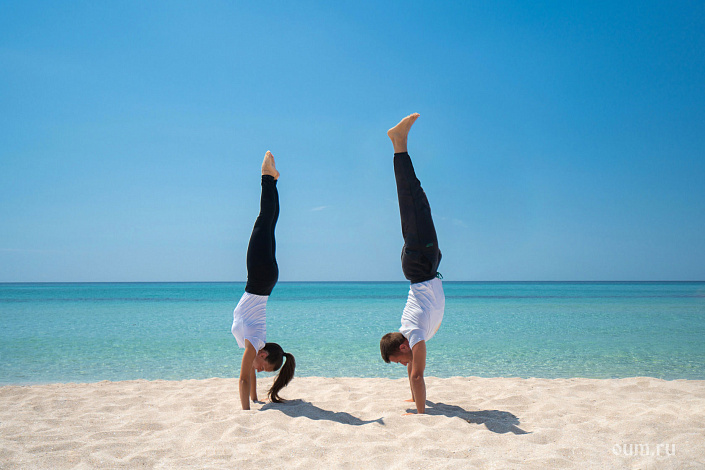 девушка и парень стоят на руках