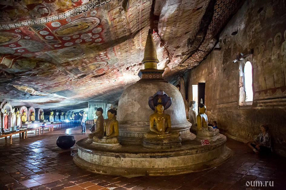 Золотые статую Будды в пещерном храме, Дамбулла фото