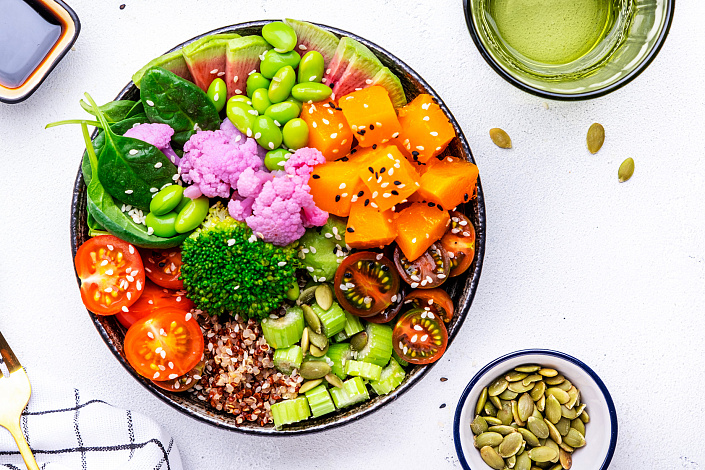 Питательный веганский боул с овощами и бобами эдамамэ фото