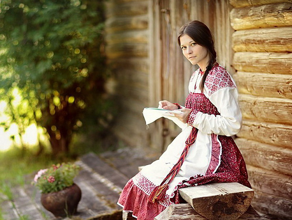 девушка в славянском платье