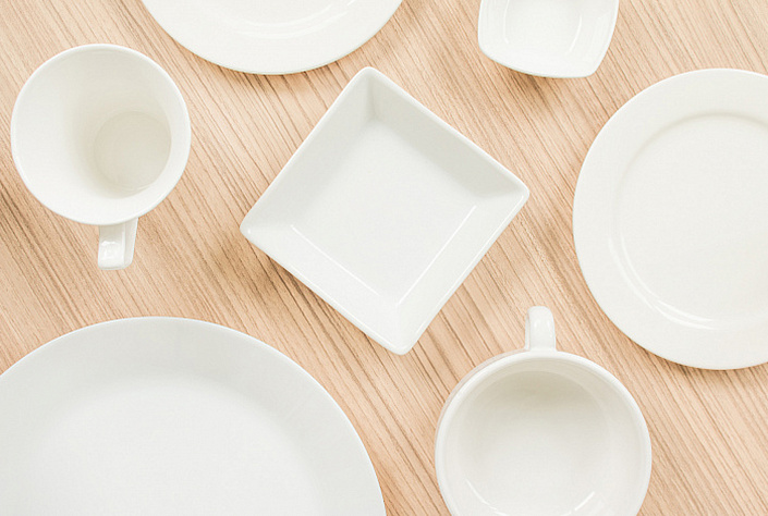 пустая посуда на столе