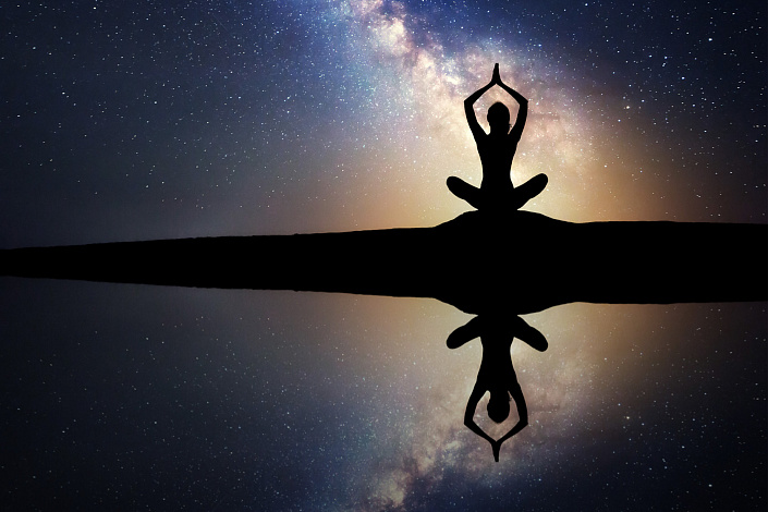 Девушка, руки в намасте фото