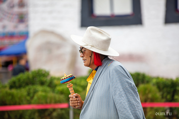 мужчина поет мантру фото