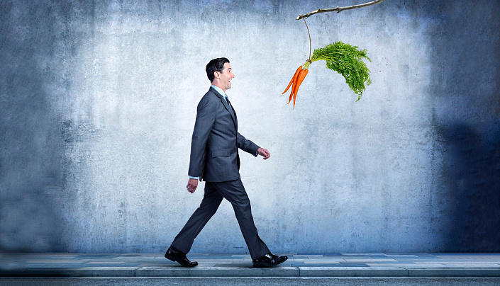 мужчина идет за морковкой