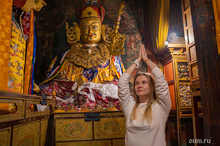 Девушка в храме, жест почитания