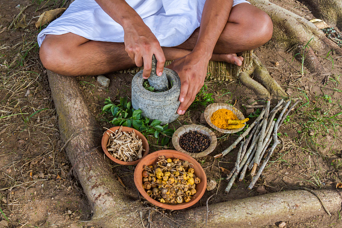 мужчина мелет специи фото