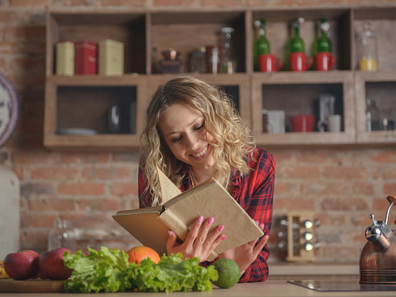 девушка читает книгу фото