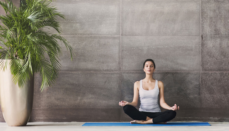 девушка медитирует на коврике