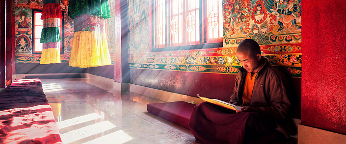 буддийский монах читает