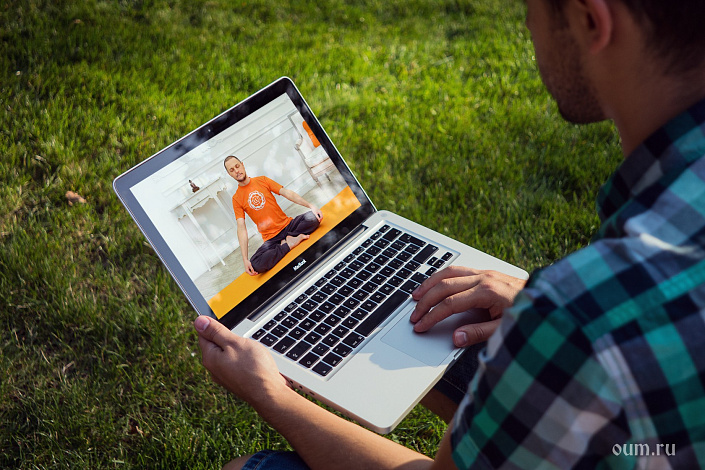 парень смотрит йогу в ноутбуке фото