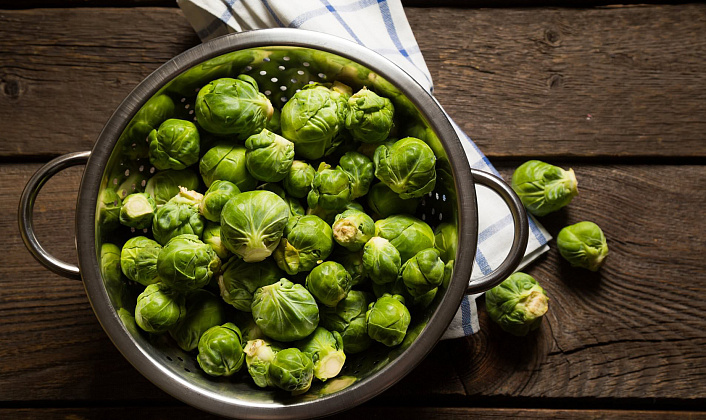 брюссельская капуста в кастрюле фото