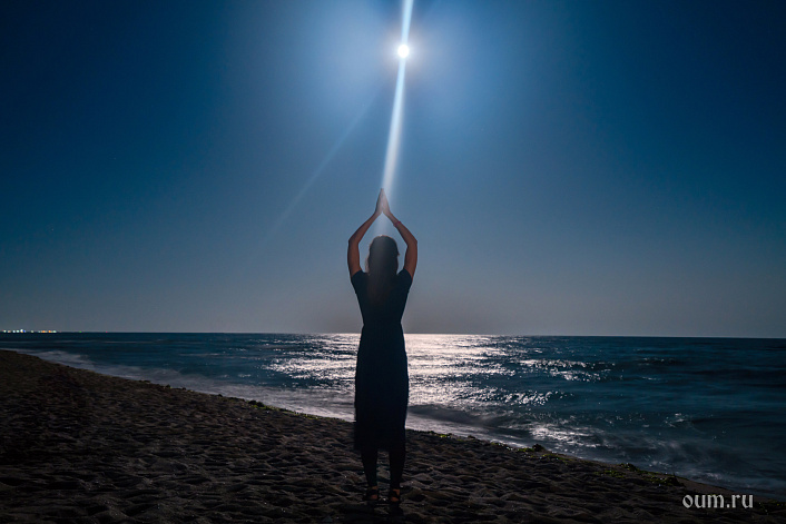 Чёрное море, руки в намасте фото