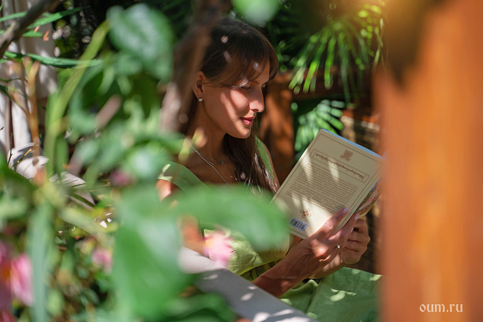 девушка читает книгу фото