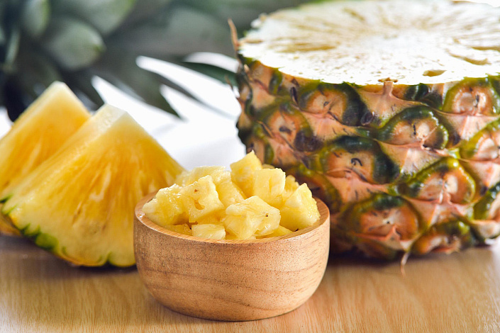 Ананас кусочки в тарелке