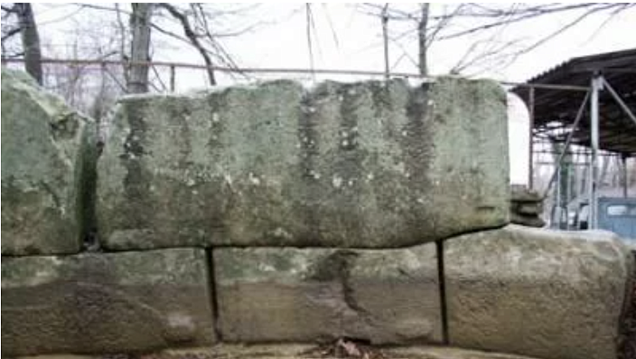 Стенка дворика дольмена в поселке Джугба