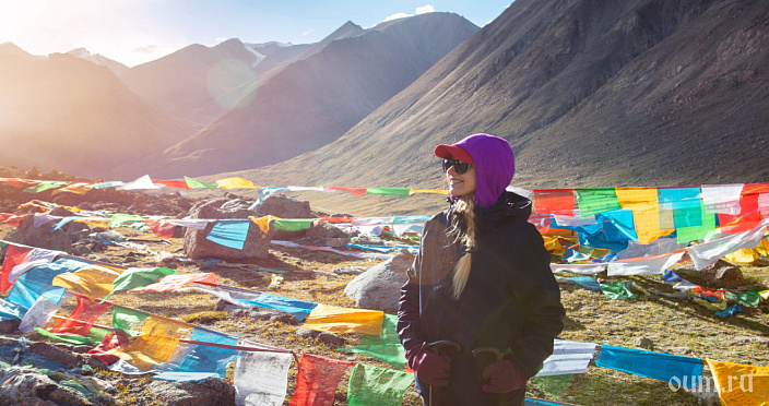 девушка на фоне тибетских флажков