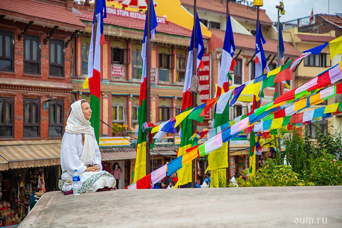 Девушка созерцает Ступу