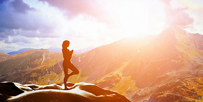 девушка йогиня на рассвете