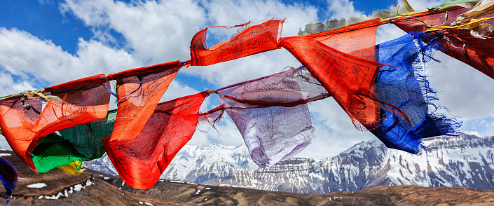 флажки на фоне гор в тибете