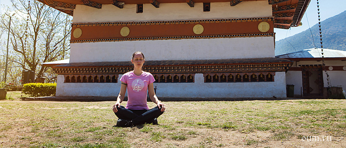 девушка медитирует около храма