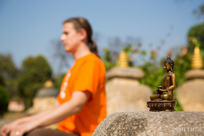 статуэтка будды и йог фото